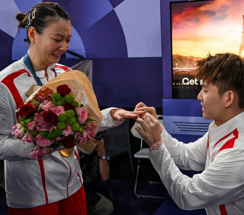 FOTO: Momen Romantis Atlet China Huang Ya Qiong Dilamar Kekasih Usai Raih Medali Emas Olimpiade Paris 2024