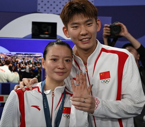 FOTO: Momen Romantis Atlet China Huang Ya Qiong Dilamar Kekasih Usai Raih Medali Emas Olimpiade Paris 2024