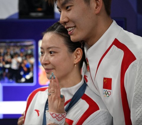 FOTO: Momen Romantis Atlet China Huang Ya Qiong Dilamar Kekasih Usai Raih Medali Emas Olimpiade Paris 2024