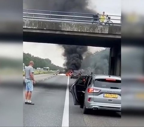 Tense Moments of an Airplane Crash on the Highway, Car Driver Panics as Debris Flies