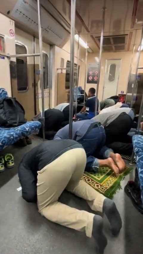 Viral Video of Passengers Performing Dawn Prayer in Train, Coach Turns into Prayer Rows