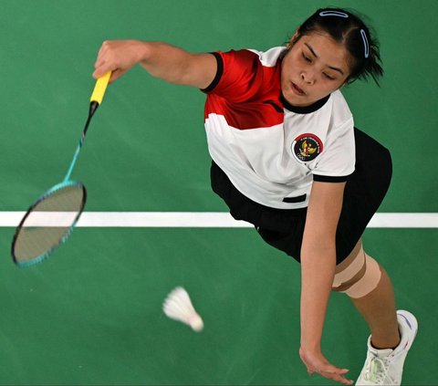 Gregoria Mariska Tunjung, atlet bulutangkis tunggal putri Indonesia, berhasil mengamankan tiket semifinal Olimpiade Paris 2024. Hal itu diraih setelah Jorji, sapaan akrab Gregoria, sukses mengalahkan tunggal putri Thailand Ratchanok Intanon dua set langsung. Foto: Antonin Thuillier/AFP