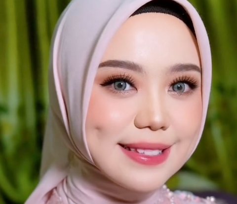 MUA Gets Positive Vibes Clients, Their Aura Praised by Netizens