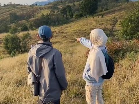 Not a Friend, Let Alone a Boyfriend, This Girl Climbs to the Peak of the Mountain Accompanied by Her Father