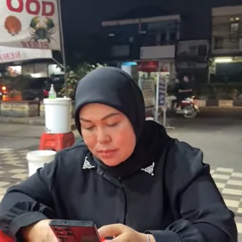 Dikenal Tajir Melintir, Ayah Lesti Kejora Ajak Mantan Pacar Makan Kepiting di Warung Pinggir Jalan