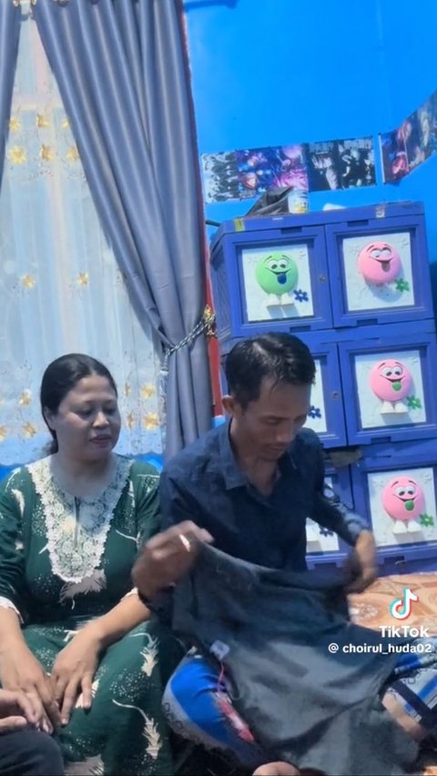 Pria Ini Beri Kejutan Kecil untuk Ayah, Ibu, dan Adiknya, Aksinya Curi Perhatian