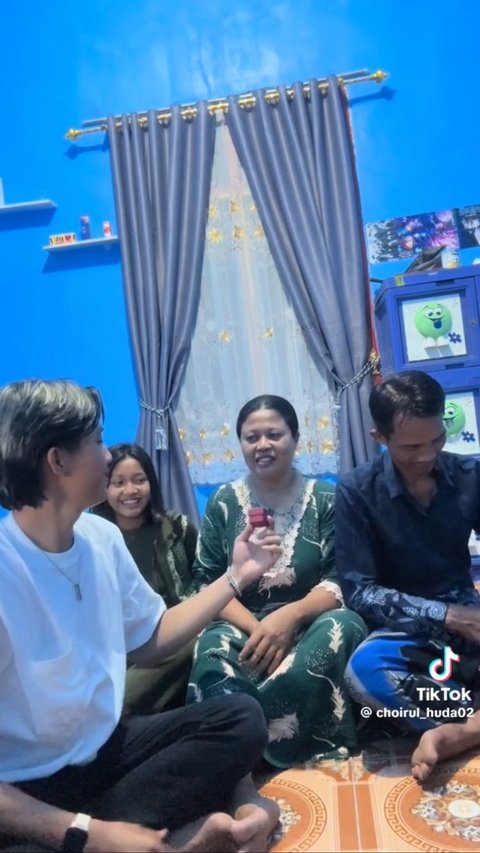 Pria Ini Beri Kejutan Kecil untuk Ayah, Ibu, dan Adiknya, Aksinya Curi Perhatian