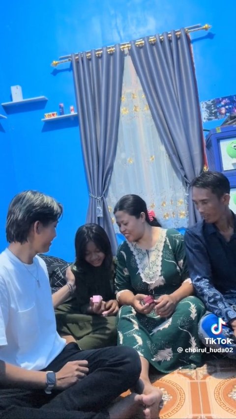 Pria Ini Beri Kejutan Kecil untuk Ayah, Ibu, dan Adiknya, Aksinya Curi Perhatian