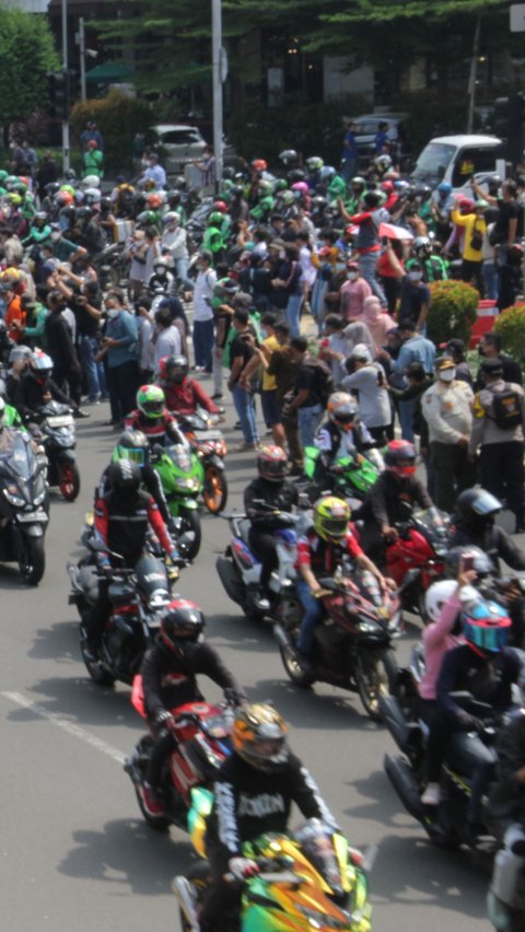 Mengemudikan sepeda motor di waktu padat, sebaiknya tidak sembarangan menyalip kendaraan lain