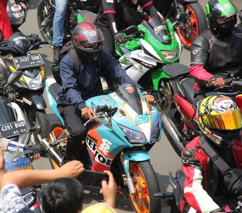 Mengemudikan sepeda motor di waktu padat, sebaiknya tidak sembarangan menyalip kendaraan lain