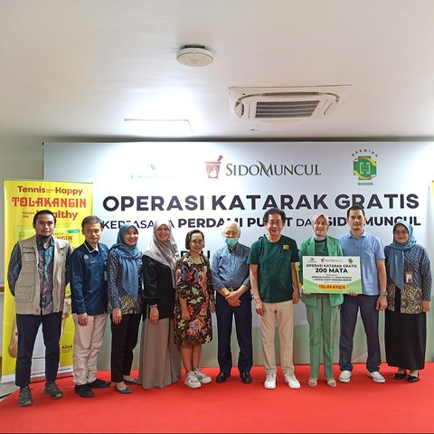 Bantuan bakti sosial (baksos) dari Sido Muncul diberikan untuk 200 orang penderita katarak.