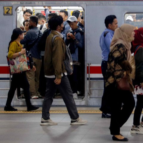 Saat ini, tarif KRL Commuter Line ditentukan secara progresif. Tarif terdiri dari dua komponen tarif dasar untuk 25 kilometer (km) dan tarif lanjutan progresif setiap 10 kilometer. (Liputan6.com/Herman Zakharia)