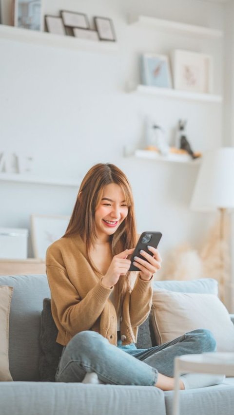 Ilustrasi menggunakan mobile banking