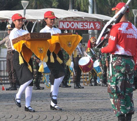 Suasana gladi bersih kirab pengembalian duplikat bendera pusaka merah putih dan teks proklamasi menuju Monumen Nasional (Monas) di Jakarta, Jumat (30/8/2024). Duplikat bendera pusaka merah putih dan teks proklamasi sebelumnya digunakan dalam upacara Hari Ulang Tahun (HUT) ke-79 Kemerdekaan RI pada 17 Agustus lalu. Foto: Merdeka.com/Imam Buhori