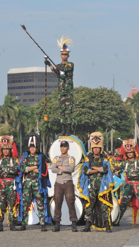 Jelang kirab tersebut, sejumlah petugas yang terlibat tampak mengikuti kegiatan gladi bersih pada Jumat (30/8). Foto: Merdeka.com/Imam Buhori