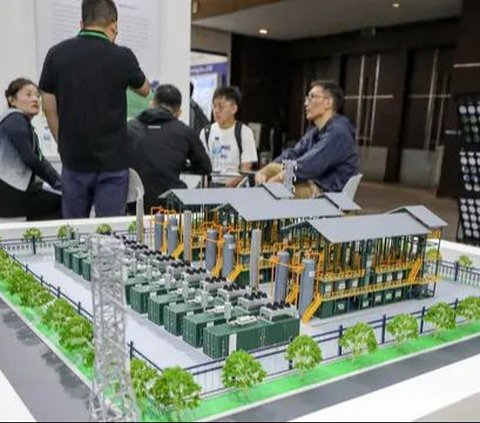 Pengunjung mencari informasi tentang produk yang ditampilkan dalam pameran Indonesia Energy and Engineering (IEE) Energy Week Series 2024 di JIExpo Kemayoran, Jakarta, Jumat (30/8/2024). Pameran tersebut menampilkan berbagai inovasi produk bidang kelistrikan, energi, dan pengolahan air. Foto: Liputan6.com/Herman Zakharia