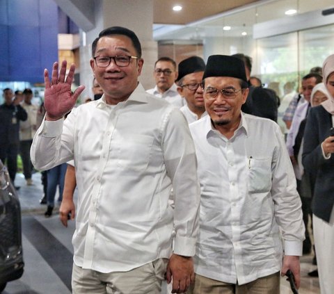 Pasangan bakal calon gubernur-bakal calon wakil gubernur Jakarta, Ridwan Kamil (RK) dan Suswono saat tiba di RSUD Tarakan, Jakarta, Jumat (30/8/2024). RK-Suswono merupakan paslon kedua yang menjalani tes kesehatan sebagai tahapan proses Pilkada Jakarta. Foto: Liputan6.com/Angga Yuniar