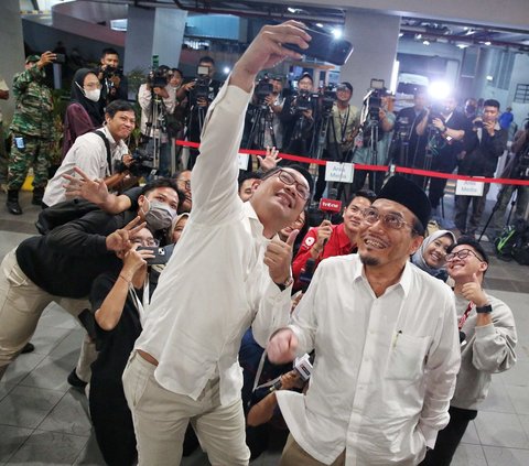 FOTO: Gaya Santai RK-Suswono Jalani Tes Kesehatan Pilkada Jakarta, Kompak Berkemeja Putih