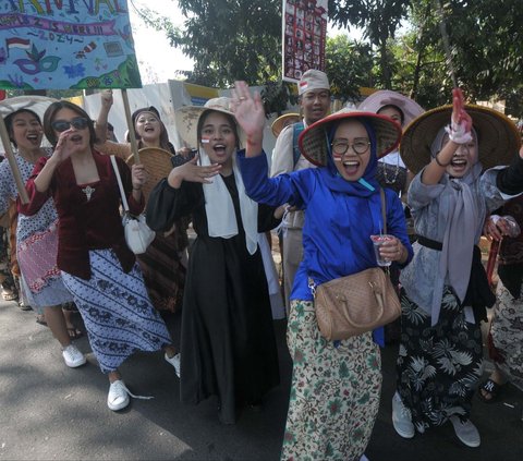 Sejumlah pelajar mengenakan berbagai kostum saat mengikuti pawai untuk memperingati HUT ke-79 Kemerdekaan RI di kawasan Duren Sawit, Jakarta, Sabtu (31/8/2024). Pawai bertajuk Mega Karnaval BPS&K Jakarta ini diikuti ribuan pelajar, guru, dan karyawan SPM-SMA-SMK BPS&K Jakarta. Foto: Merdeka.com/Imam Buhori