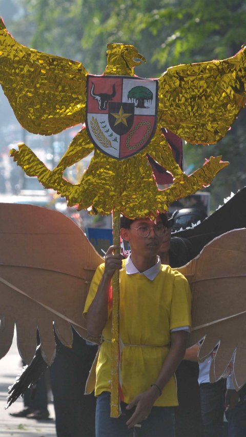 Dalam pawai ini, para pelajar tampil dengan berbagai busana, mulai dari baju adat dan tradisional hingga kostum bak pejuang. Foto: Merdeka.com/Imam Buhori