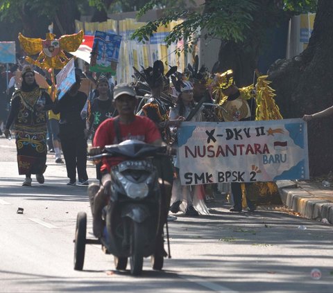 FOTO: Semarak Pawai HUT Kemerdekaan RI ala Pelajar, Diwarnai Gaya Kocak Tuyul 'DPR'