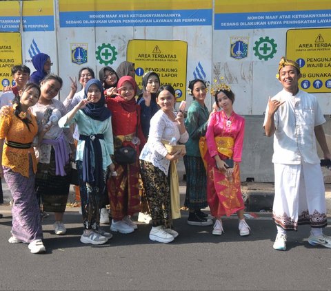 FOTO: Semarak Pawai HUT Kemerdekaan RI ala Pelajar, Diwarnai Gaya Kocak Tuyul 'DPR'