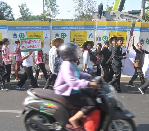 FOTO: Semarak Pawai HUT Kemerdekaan RI ala Pelajar, Diwarnai Gaya Kocak Tuyul 'DPR'