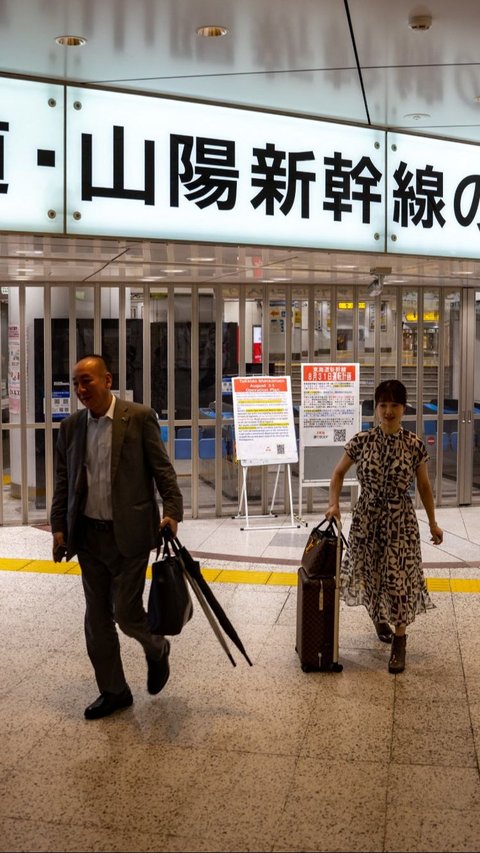 FOTO: Layanan Kereta Cepat Shinkansen Lumpuh Akibat Terjangan Topan Shanshan di Jepang