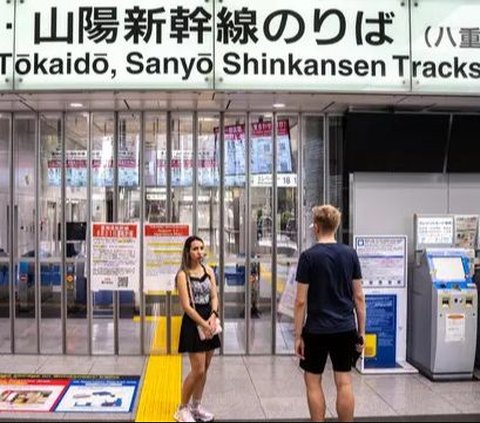 FOTO: Layanan Kereta Cepat Shinkansen Lumpuh Akibat Terjangan Topan Shanshan di Jepang