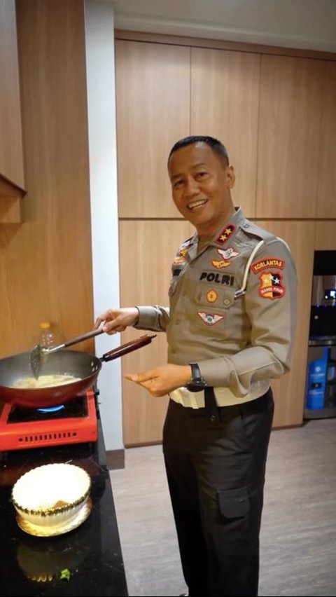 Berseragam Rapi dan Bintang 2 di Pundak, Jenderal Polisi Turun ke Dapur Masak Menu Simpel 'Ala-Ala di Akpol'