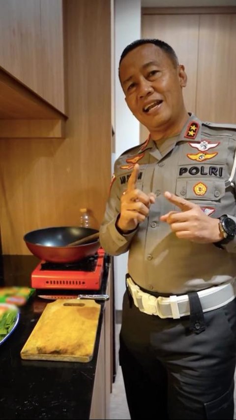 Berseragam Rapi dan Bintang 2 di Pundak, Jenderal Polisi Turun ke Dapur Masak Menu Simpel 'Ala-Ala di Akpol'