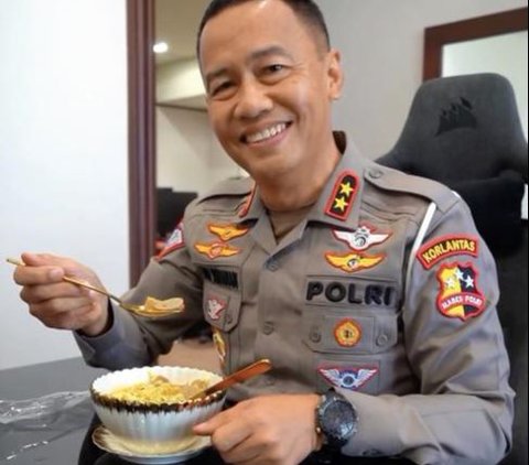 Berseragam Rapi dan Bintang 2 di Pundak, Jenderal Polisi Turun ke Dapur Masak Menu Simpel 'Ala-Ala di Akpol'