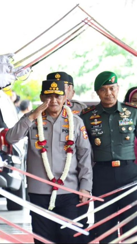 Momen Haru Brigjen TNI Lepas Sang Kakak Komjen Polisi Tugas di Tempat Baru, Diantar Kereta Kencana