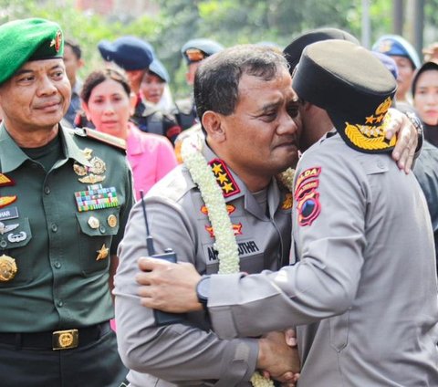 Momen Haru Brigjen TNI Lepas Sang Kakak Komjen Polisi Tugas di Tempat Baru, Diantar Kereta Kencana