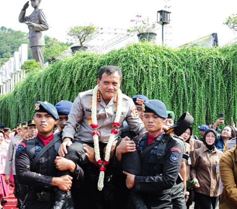 Momen Haru Brigjen TNI Lepas Sang Kakak Komjen Polisi Tugas di Tempat Baru, Diantar Kereta Kencana