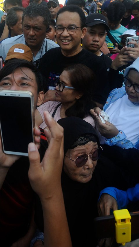 FOTO: Sambangi CFD, Anies Baswedan Diserbu Kerumunan Warga dan Diteriaki 'DKI 1'