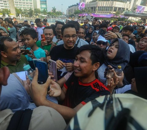 FOTO: Sambangi CFD, Anies Baswedan Diserbu Kerumunan Warga dan Diteriaki 'DKI 1'