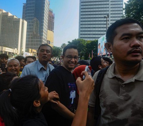 FOTO: Sambangi CFD, Anies Baswedan Diserbu Kerumunan Warga dan Diteriaki 'DKI 1'