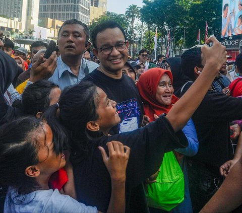 FOTO: Sambangi CFD, Anies Baswedan Diserbu Kerumunan Warga dan Diteriaki 'DKI 1'