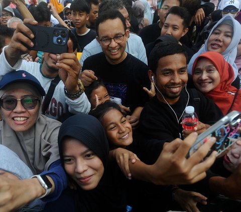 FOTO: Sambangi CFD, Anies Baswedan Diserbu Kerumunan Warga dan Diteriaki 'DKI 1'