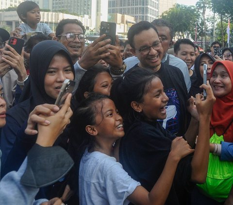 FOTO: Sambangi CFD, Anies Baswedan Diserbu Kerumunan Warga dan Diteriaki 'DKI 1'