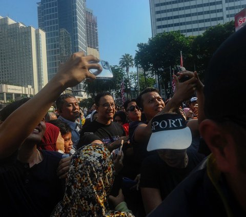 FOTO: Sambangi CFD, Anies Baswedan Diserbu Kerumunan Warga dan Diteriaki 'DKI 1'