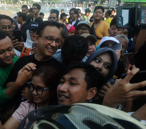 FOTO: Sambangi CFD, Anies Baswedan Diserbu Kerumunan Warga dan Diteriaki 'DKI 1'