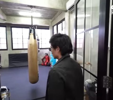 15 Potret Rumah Mewah Randy Pangalila, Punya Ruang Latihan Boxing Hingga Kamar Anak-anaknya Cozy Banget