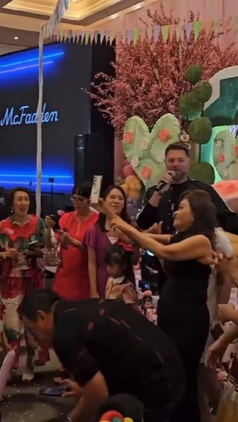 Viral Ultah Anak Satu Tahun Undang Brian McFadden Eks Westlife, Momennya jadi Perbincangan