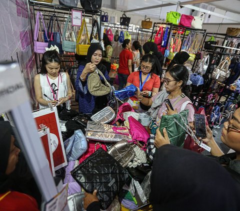 Pengunjung membeli produk mode dan kecantikan selama ajang Social Chic 2024 di Stadion Madya Gelora Bung Karno (GBK), Jakarta, Jumat (2/8/2024). Social Chic merupakan festival tahunan yang menampilkan beragam produk mode dan kecantikan. Foto: Liputan6.com/Angga Yuniar