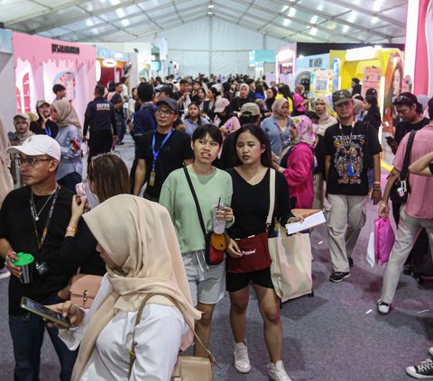 FOTO: Keseruan Berbelanja Produk Mode dan Kecantikan di Festival Social Chic 2024