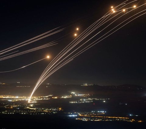 Sistem perahanan udara milik Israel, Iron Dome menangkal serangan roket yang ditembakkan dari Lebanon di wilayah Galilea Atas, bagian utara Israel, pada Minggu (4/8/2024) dini hari waktu setempat. Situasi di perbatasan Israel dan Lebanon semakin memanas. Pasukan Hizbullah dilaporkan menembakkan puluhan roket ke wilayah Negara Zionis tersebut. Foto: Jalaa Marey/AFP