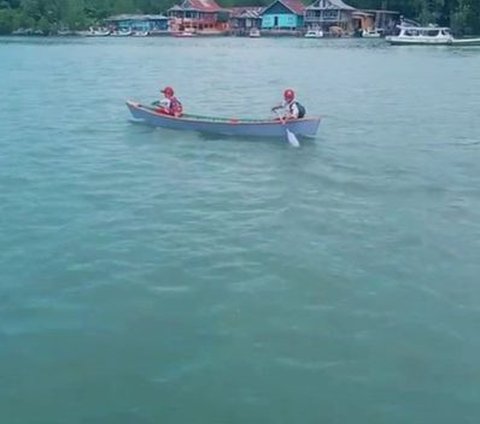 Viral Struggle of Elementary School Students in Bone Sulsel, Must Cross the River by Rowing a Canoe