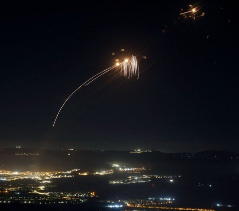 FOTO: Potret Mencekam Israel Dihujani Roket Hizbullah Lebanon, Iron Dome Sibuk Tangkis Serangan